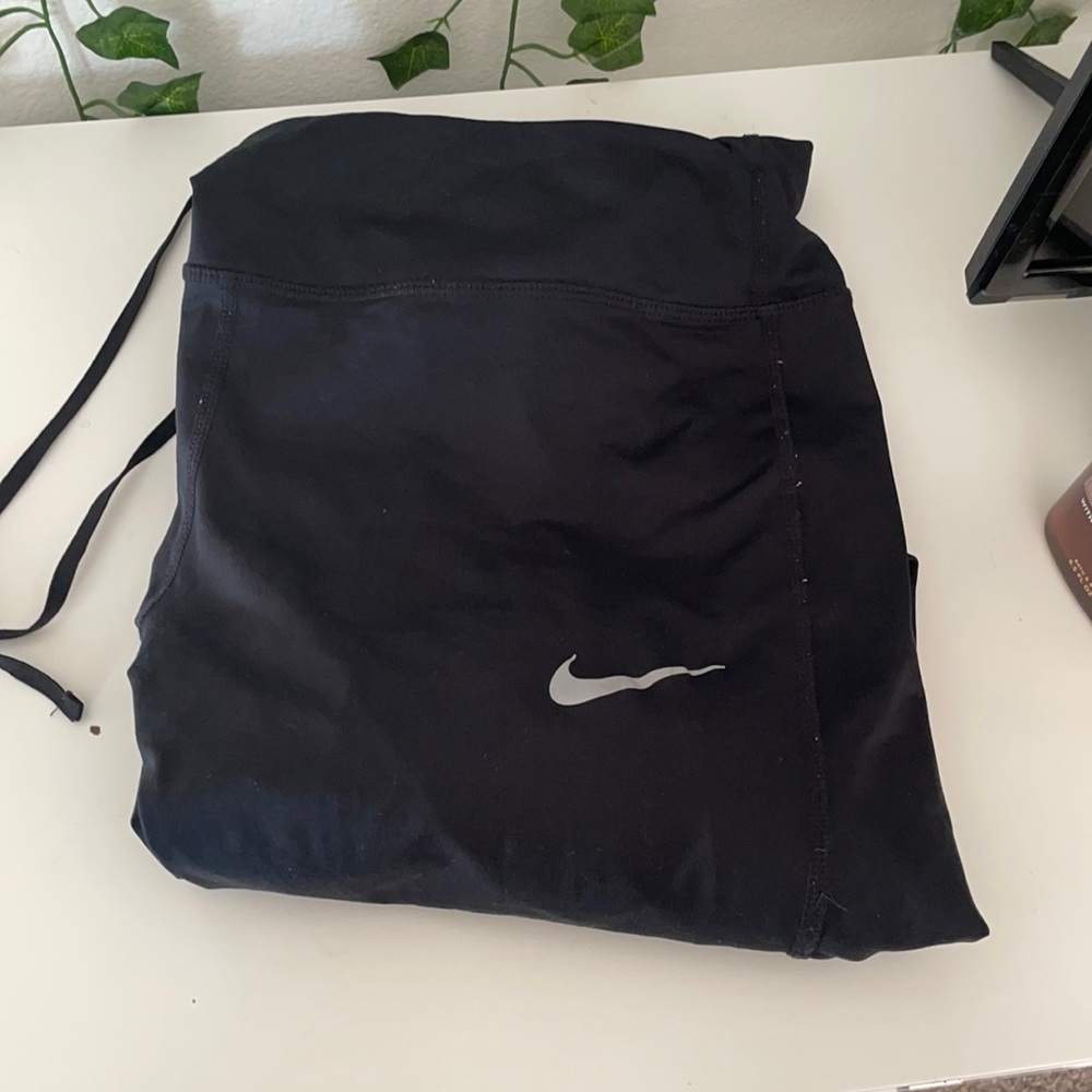 Black Nike leggings